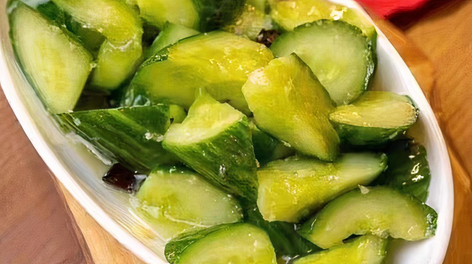 Cucumber Salad with Garlic Sauce（蒜末黄瓜）