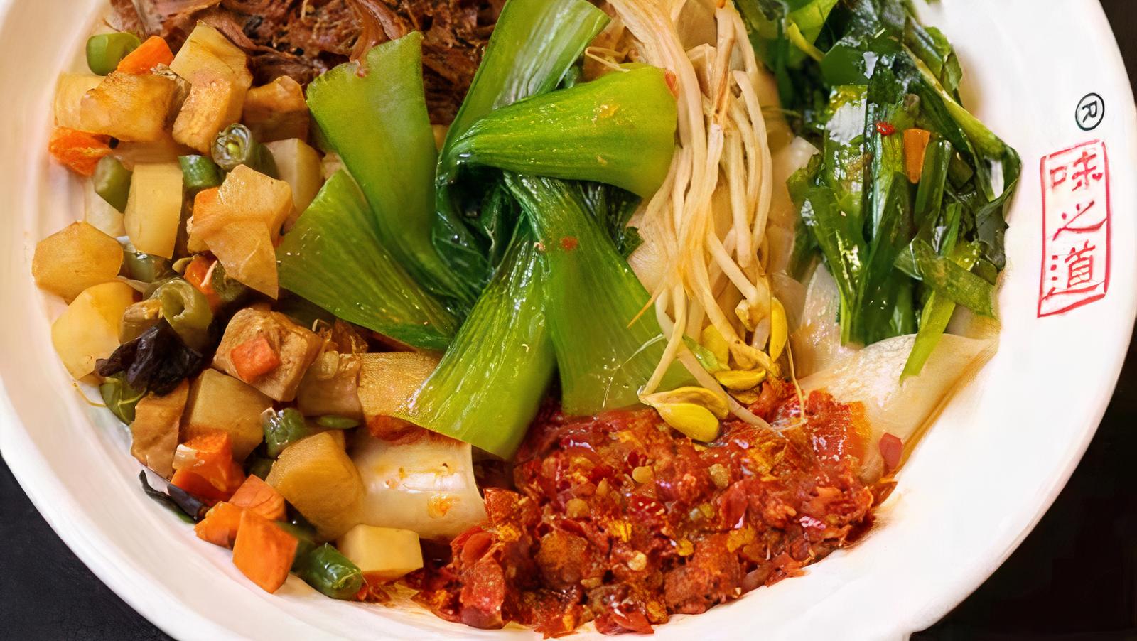 Pulled Noodles w/ Chopped Pork and Chili Sauce （剁椒腊汁肉拌面）