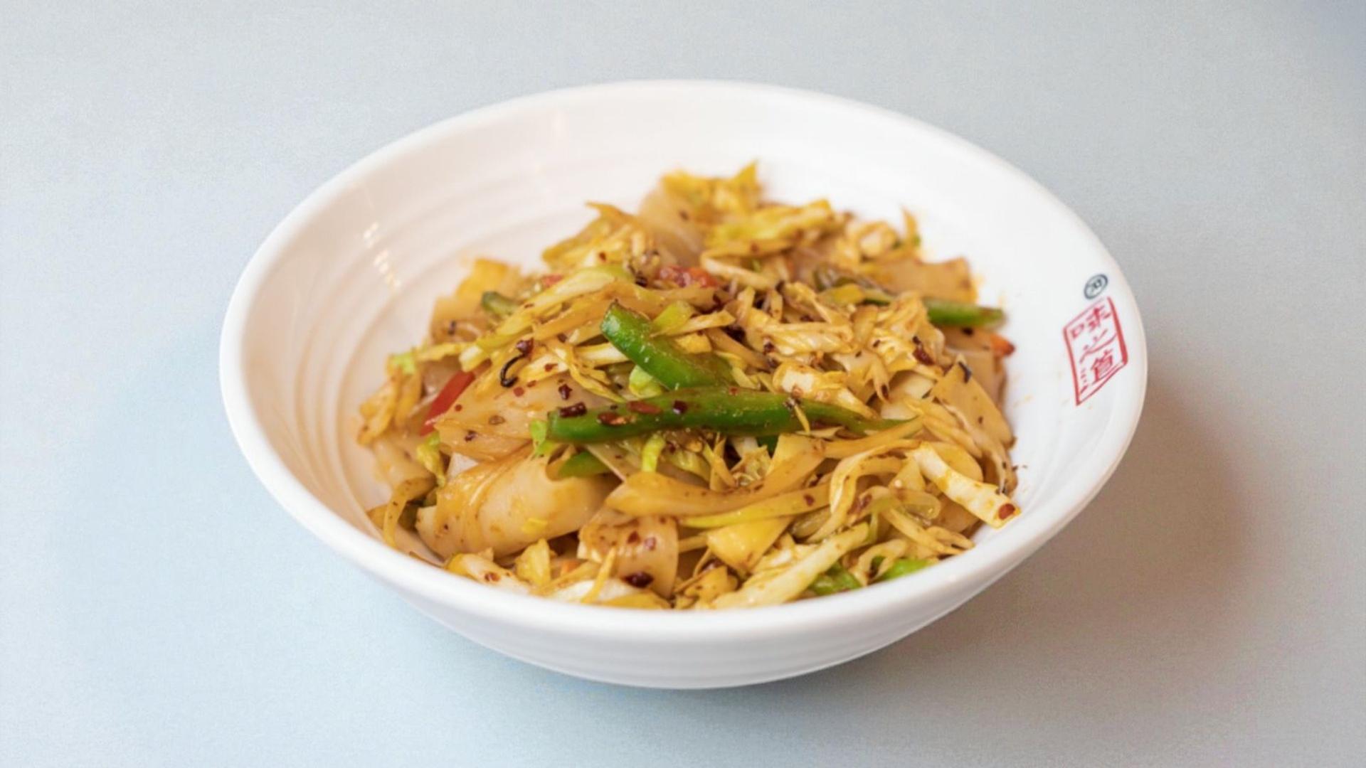 Stir-Fry Steamed Cold Noodles with Spicy Sauce （炒凉皮）